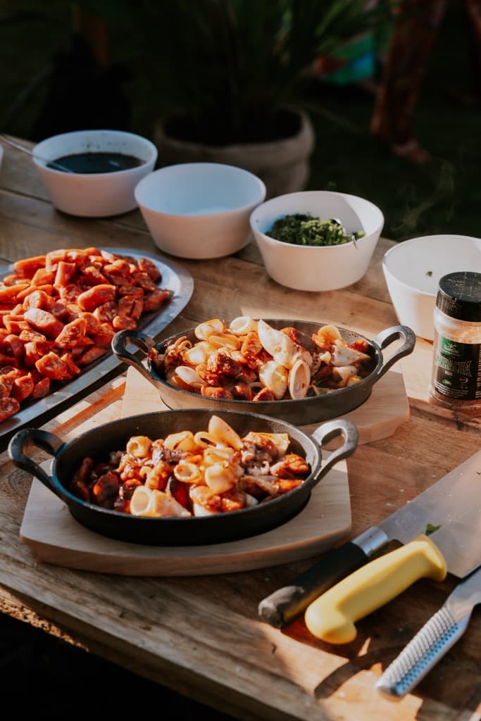 Plats préparés dans des poêles en fonte